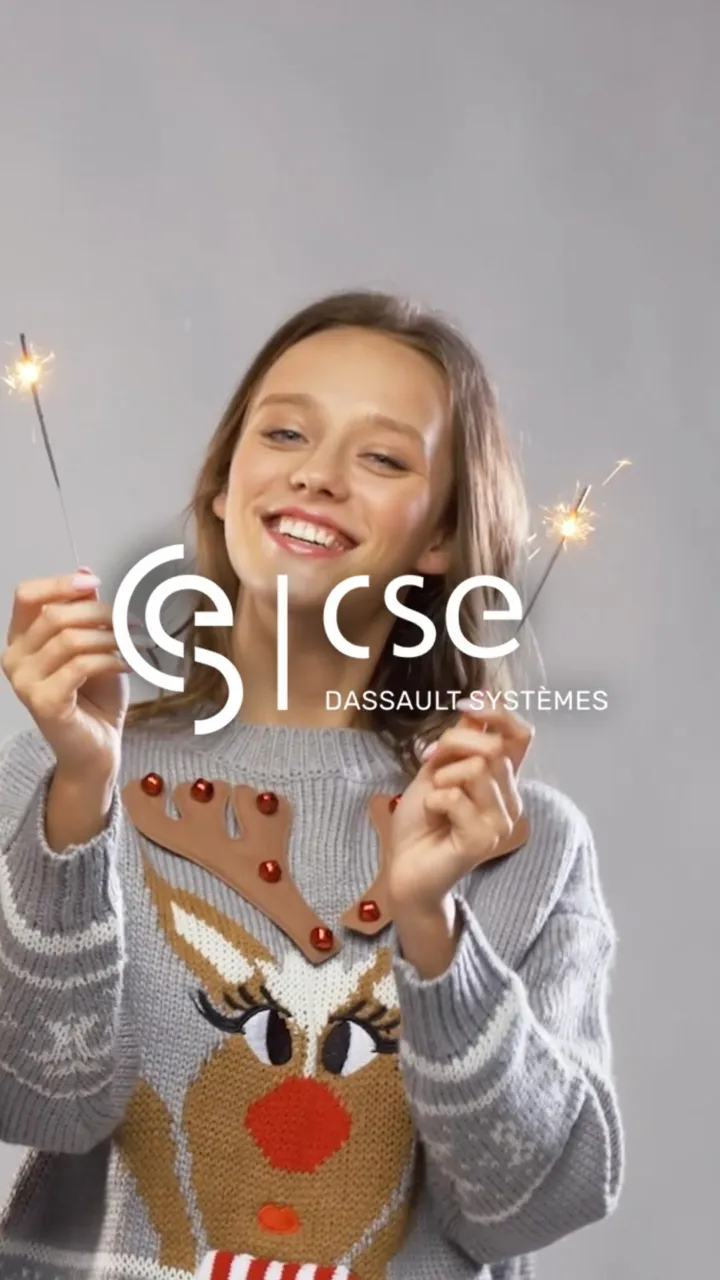 Carte de vœux 2024 du CSE Dassault Systèmes : jeune femme souriante en pull de Noël, un cierge magique dans chaque main, logo du CSE en blanc