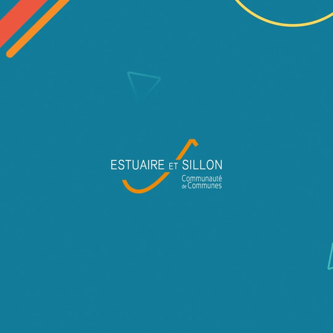 Carte de vœux 2023 d’Estuaire et Sillon : logo de la communauté de communes sur fond bleu canard, entre traits orange, arc jaune et triangles