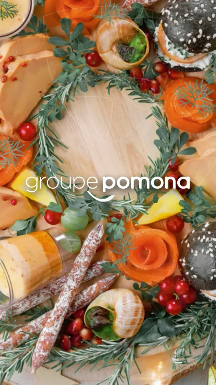 Carte de vœux 2024 du Groupe Pomona : table de fête vue du dessus, saumon, escargots, saucissons et herbes en couronne autour du logo