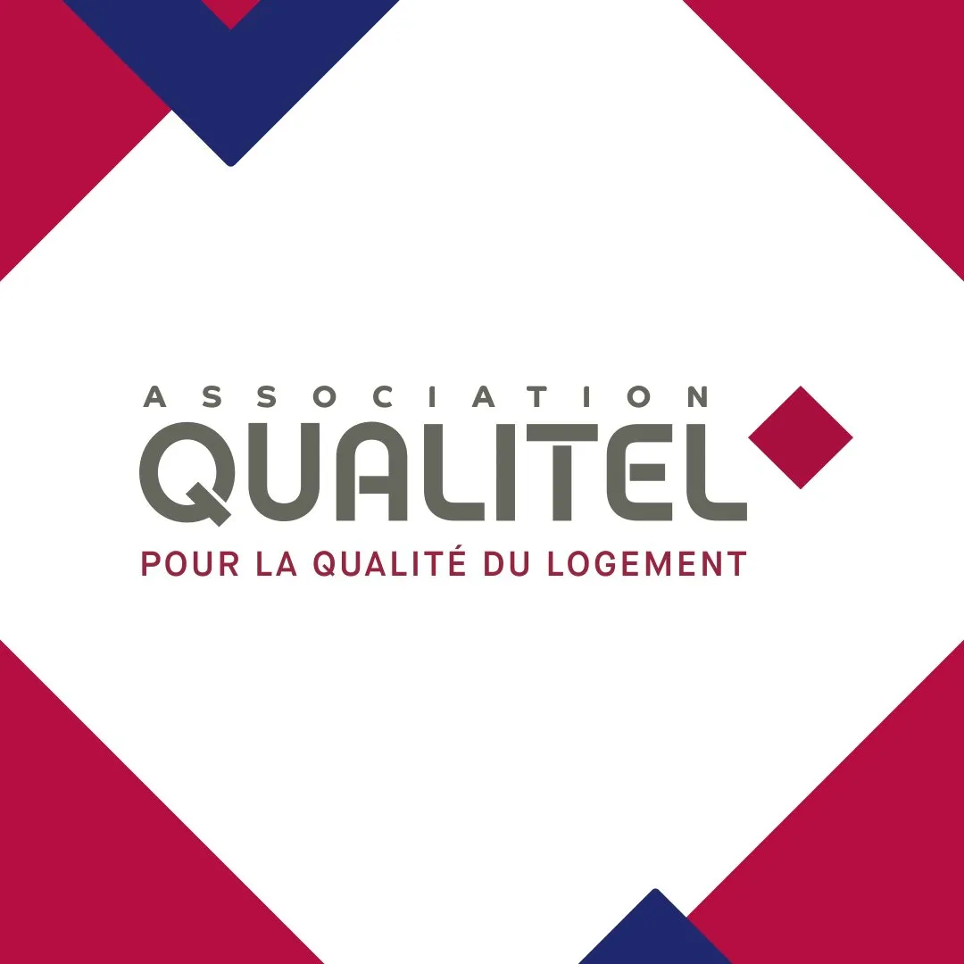 Carte de vœux 2023 du Groupe Qualitel : logo de l’Association Qualitel au centre d’un losange blanc formé par des triangles rouges et bleu marine