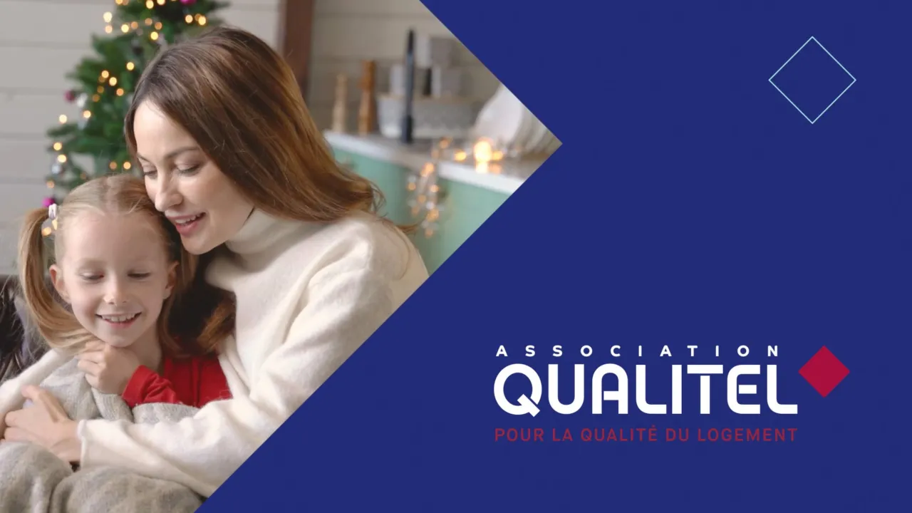 Carte de vœux 2024 du Groupe Qualitel : une mère et sa fille enlacées devant un sapin illuminé, logo de l’Association Qualitel sur fond bleu marine