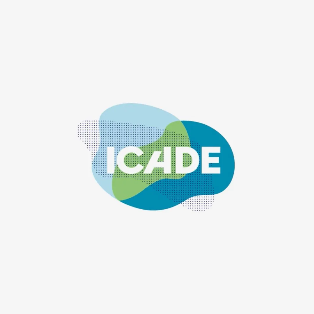 Carte de vœux 2023 d’Icade : logo Icade aux formes bleues et vertes sur fond gris clair