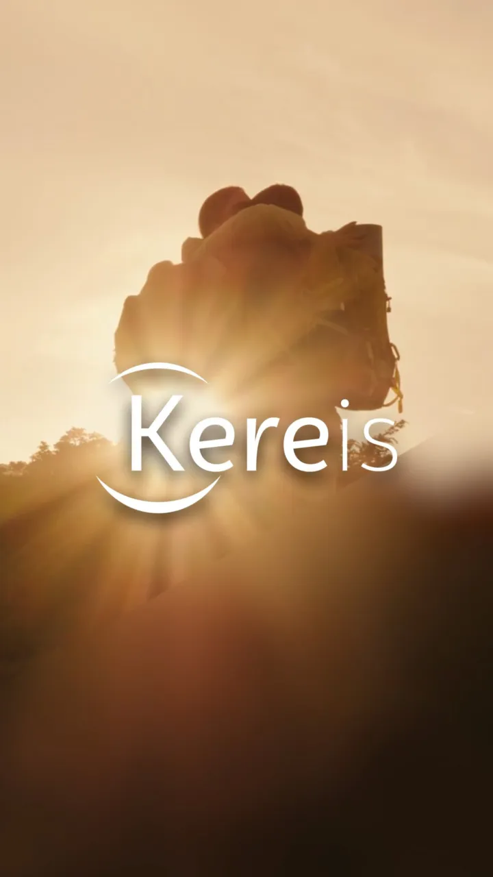 Carte de vœux 2025 de Kereis : silhouette à contre-jour dans la lumière dorée du soleil, logo Kereis en blanc