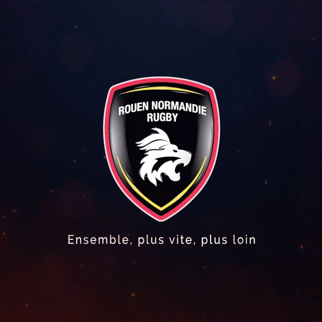 Carte de vœux 2025 de Rouen Normandie Rugby : écusson du club à tête de lion sur fond sombre semé de braises, phrase « Ensemble, plus vite, plus loin »
