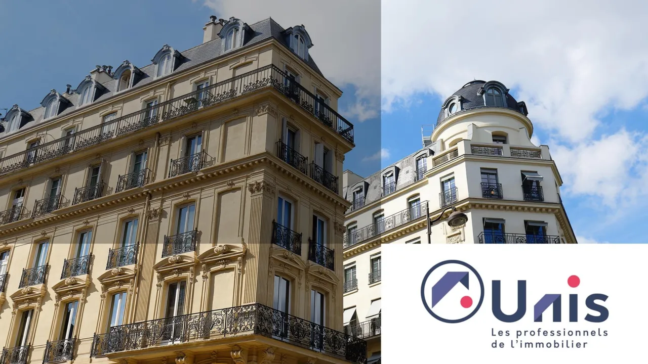 Carte de vœux 2025 d’UNIS Grand Paris : façades haussmanniennes sous un ciel bleu, logo UNIS « Les professionnels de l’immobilier » dans un encart blanc
